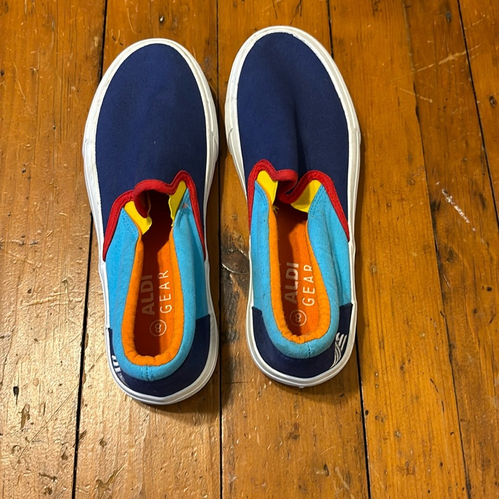 ALDIs brand canvas shoes